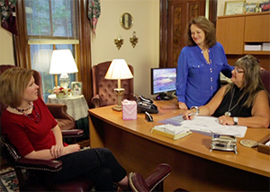 Picture of Kentucky injury attorney Flora Stuart meeting with an accident victim
